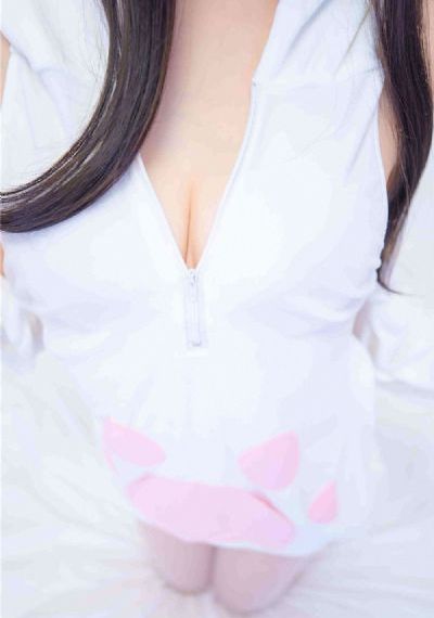 美女脱去内衣露出胸软件